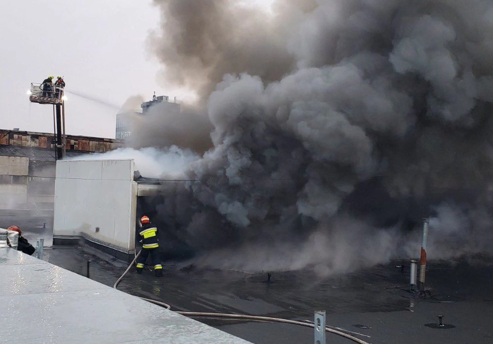 Incendiu puternic pe strada Garoafei din Sectorul 5. Case și anexe gospodărești, mistuite de flăcări